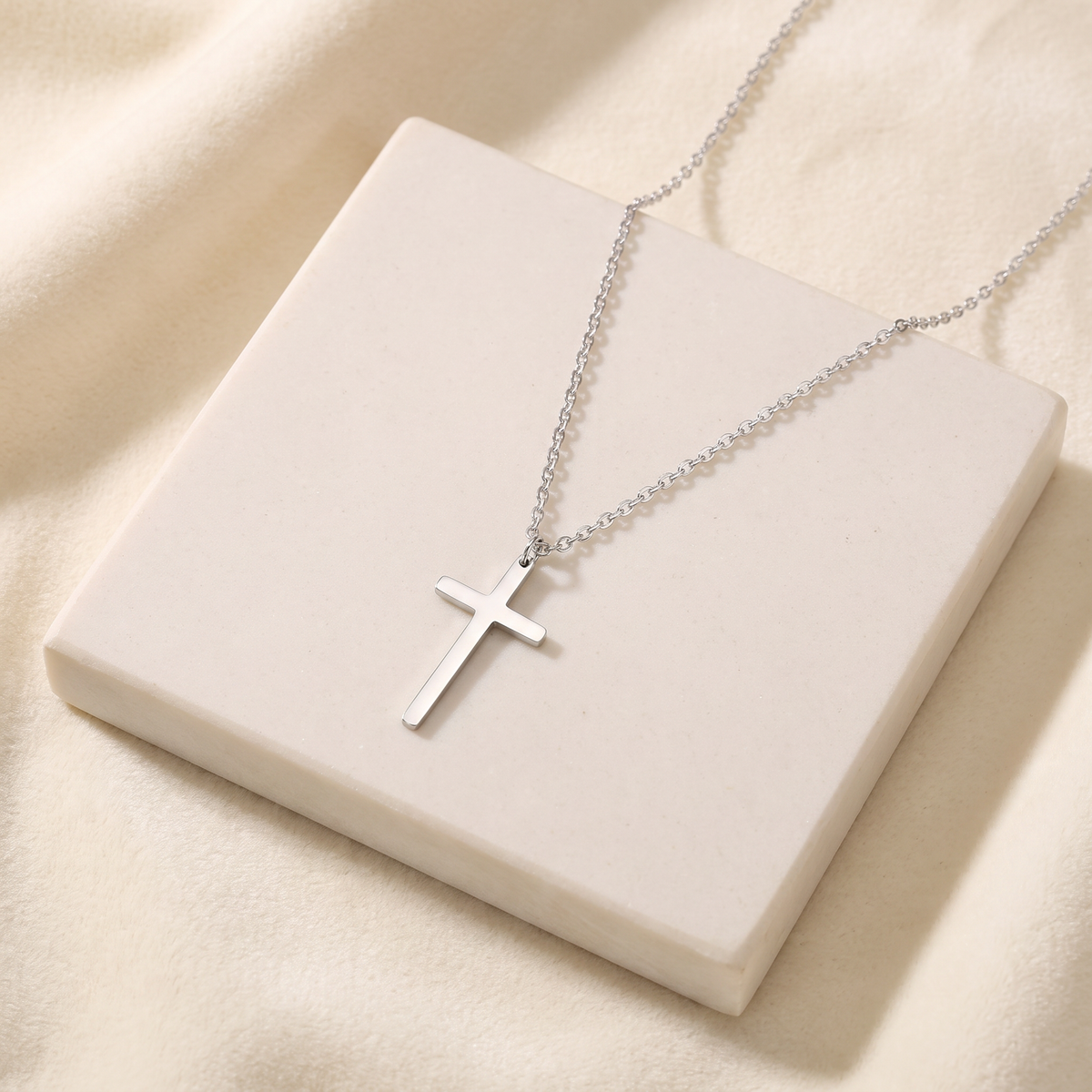 Collier croix minimaliste — Argenté