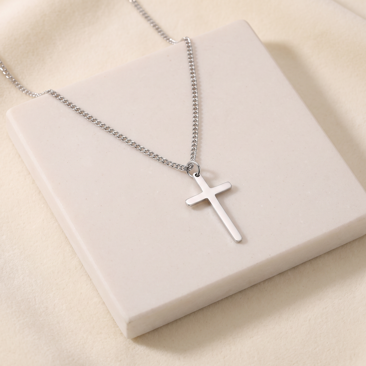 Collier croix minimaliste — Doré