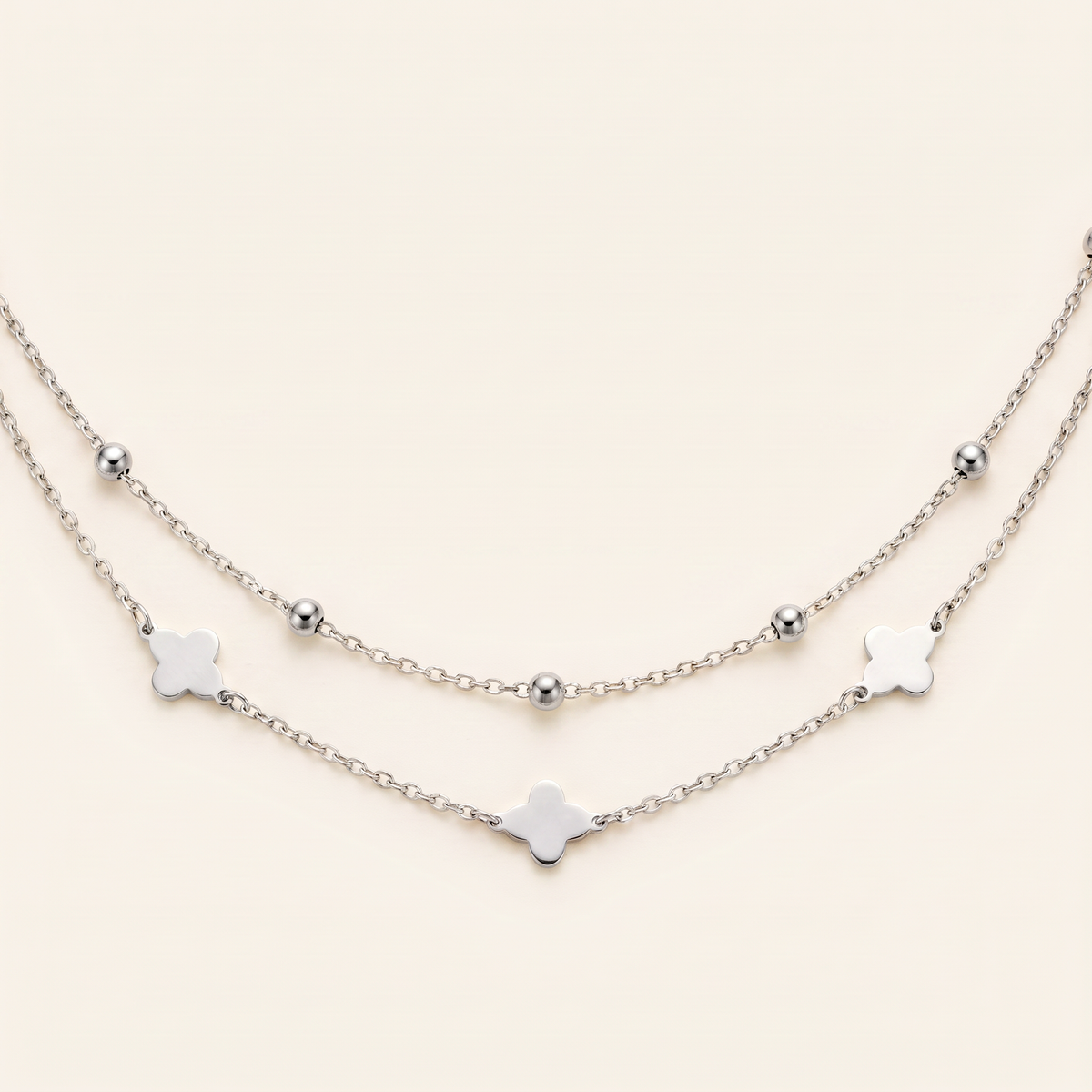 Collier trèfle à boules double rang, détail du motif, argenté