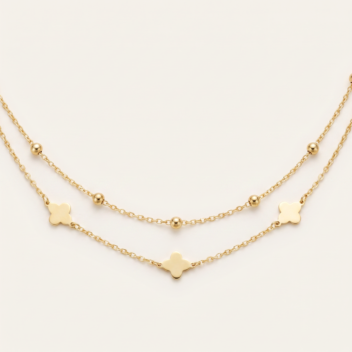 Collier trèfle à boules double rang, détail du motif, doré
