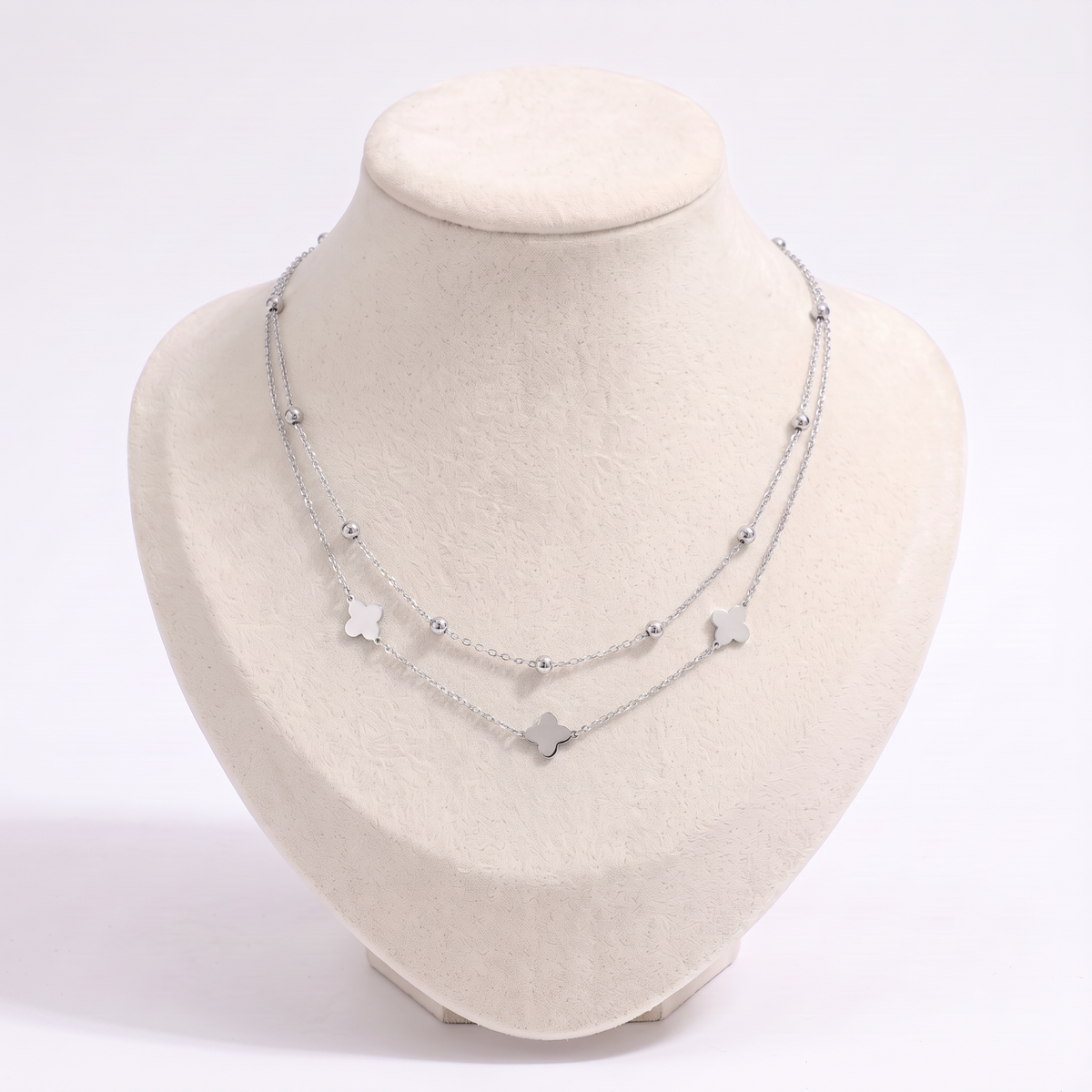 Collier trèfle à boules double rang, vue de face, argenté