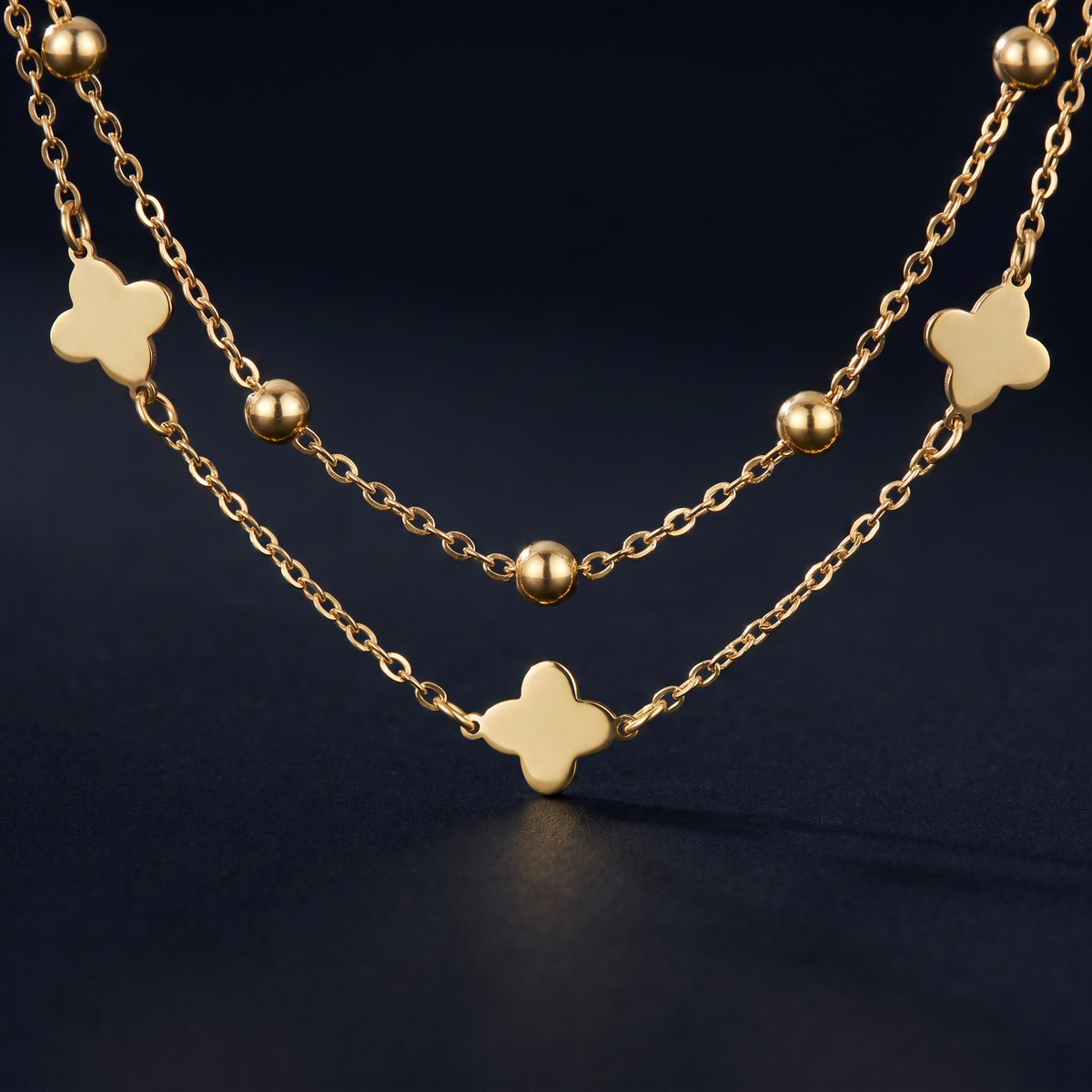 Collier trèfle à boules double rang, motif en gros plan
