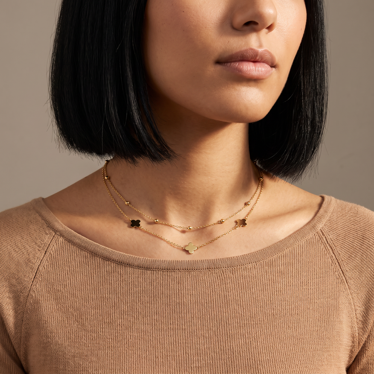 Collier trèfle à boules double rang, porté mi-corps