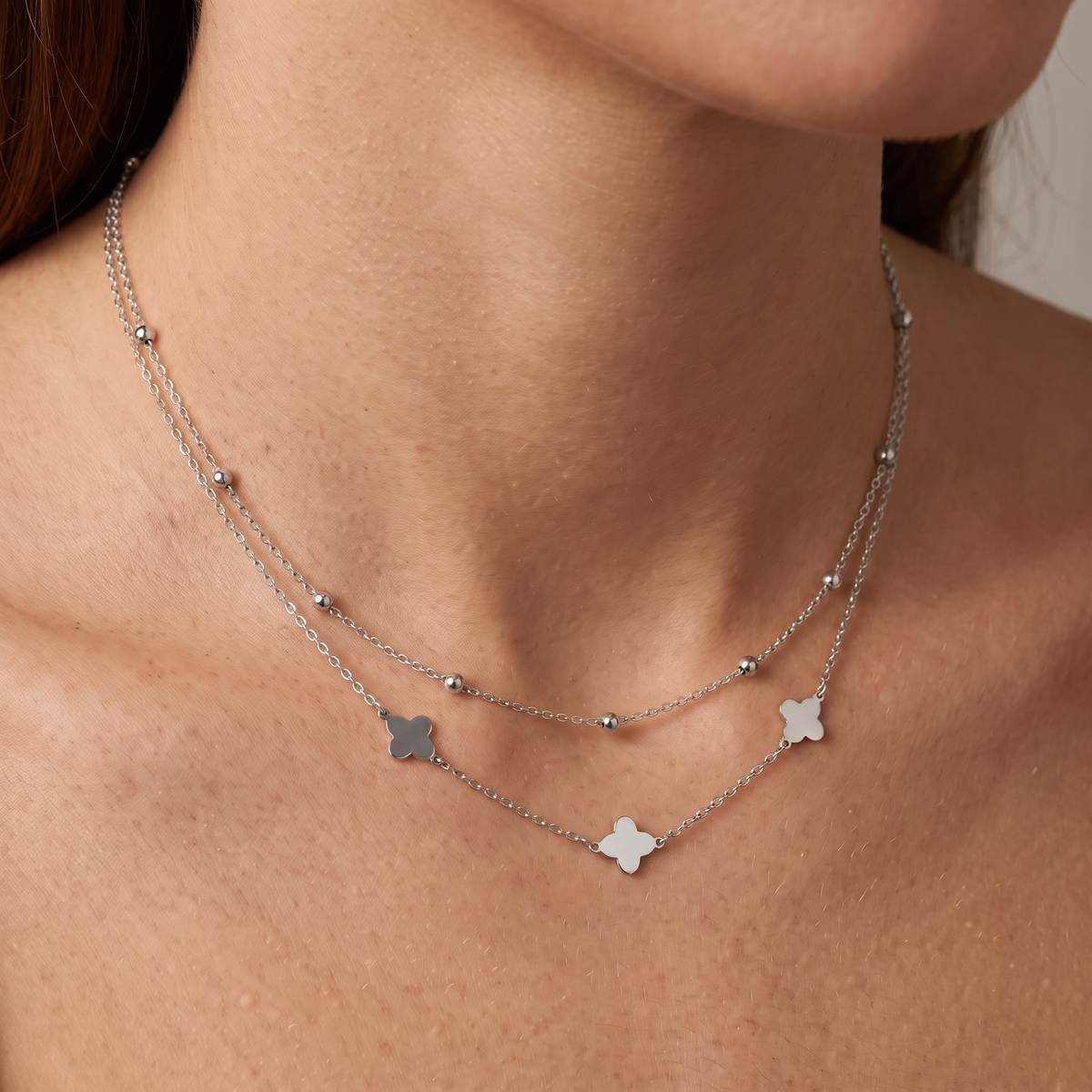 Collier trèfle à boules double rang, porté, argenté