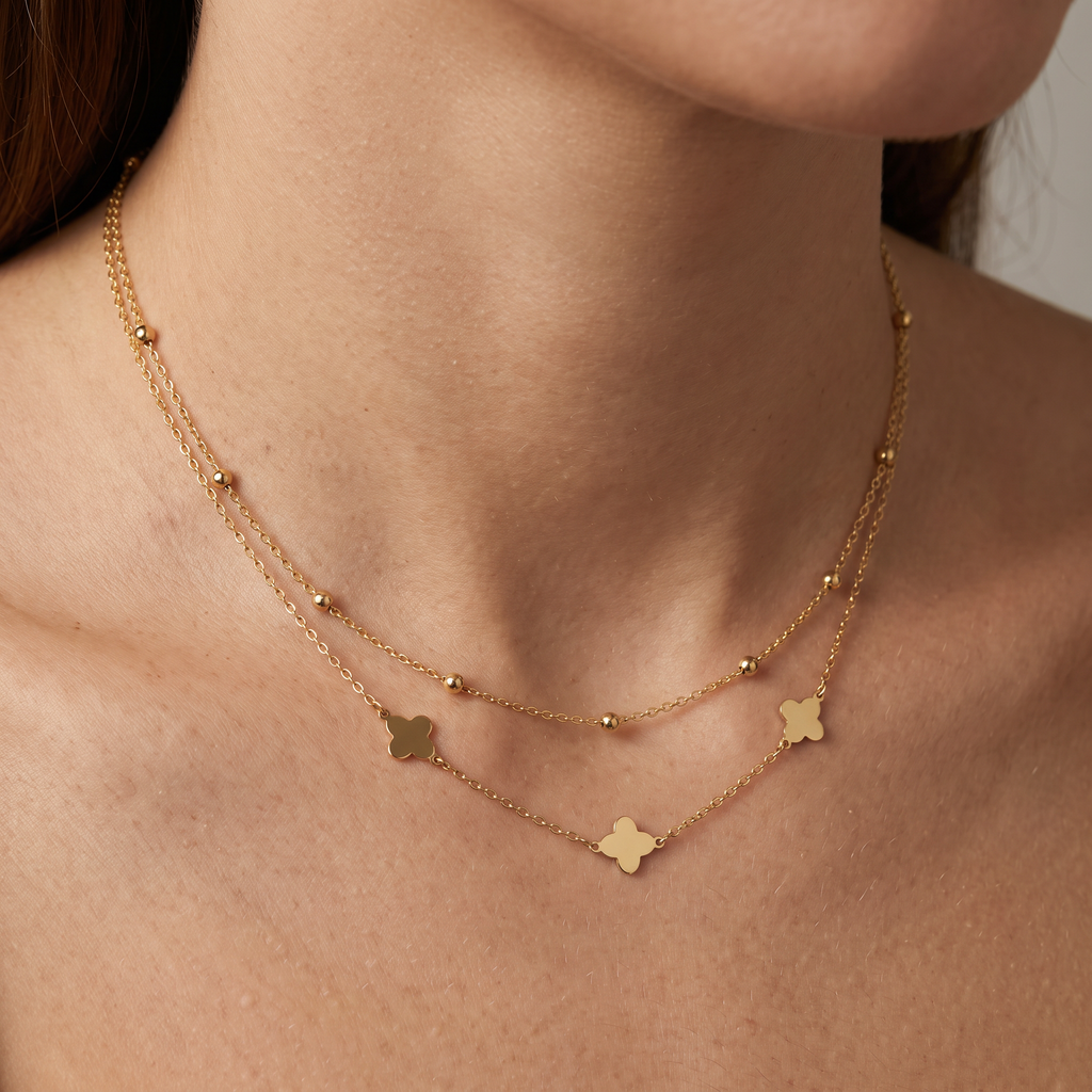 Collier trèfle à boules double rang, porté, doré