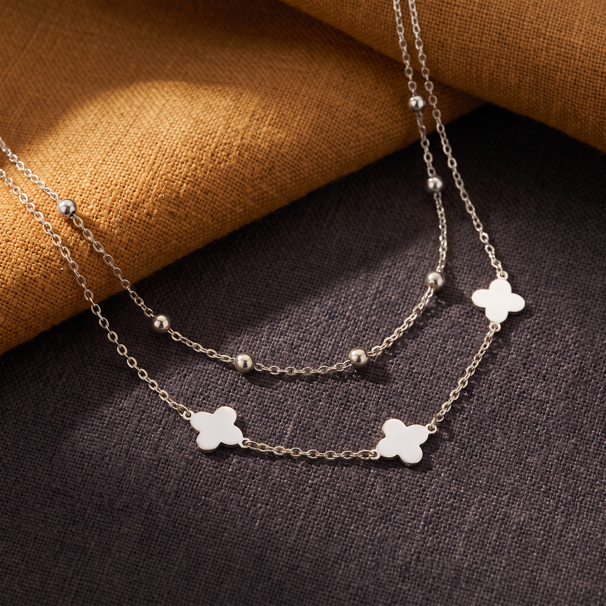 Collier trèfle à boules double rang, porté en tenue, argenté