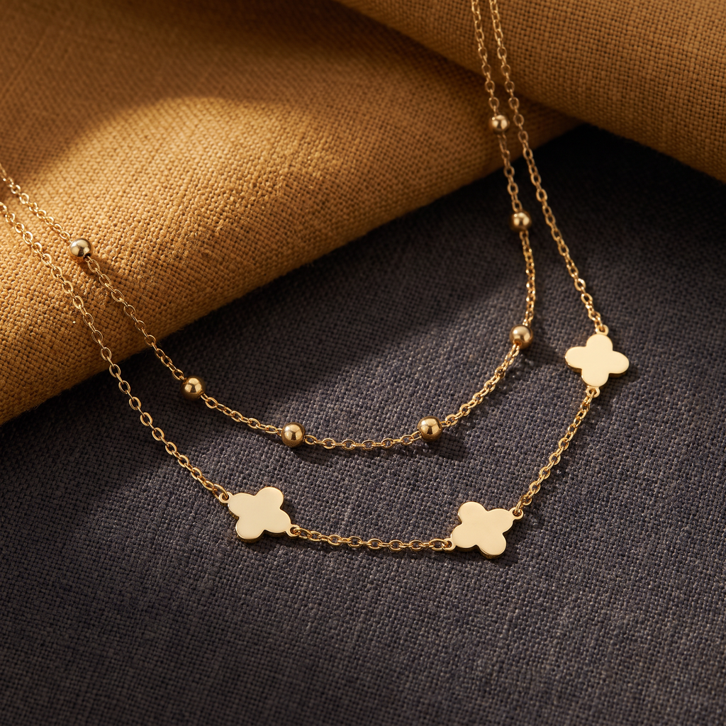 Collier trèfle à boules double rang, porté en tenue, doré