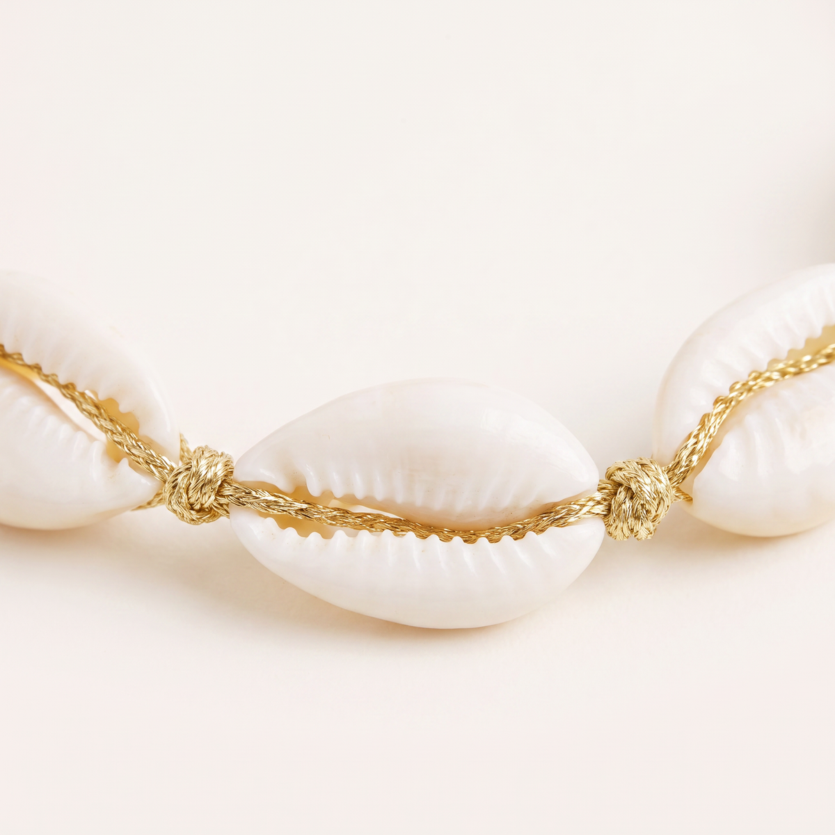 Collier ras de cou coquillage doré, détail du motif