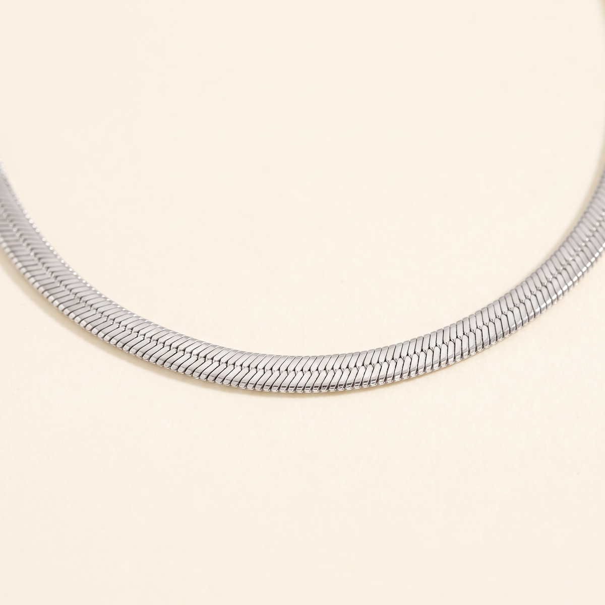 Collier serpent sur chaîne, détail du motif, argenté