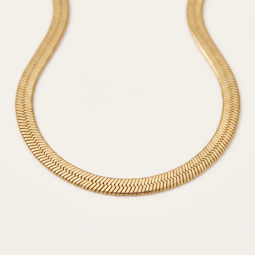 Collier serpent sur chaîne, détail du motif, doré