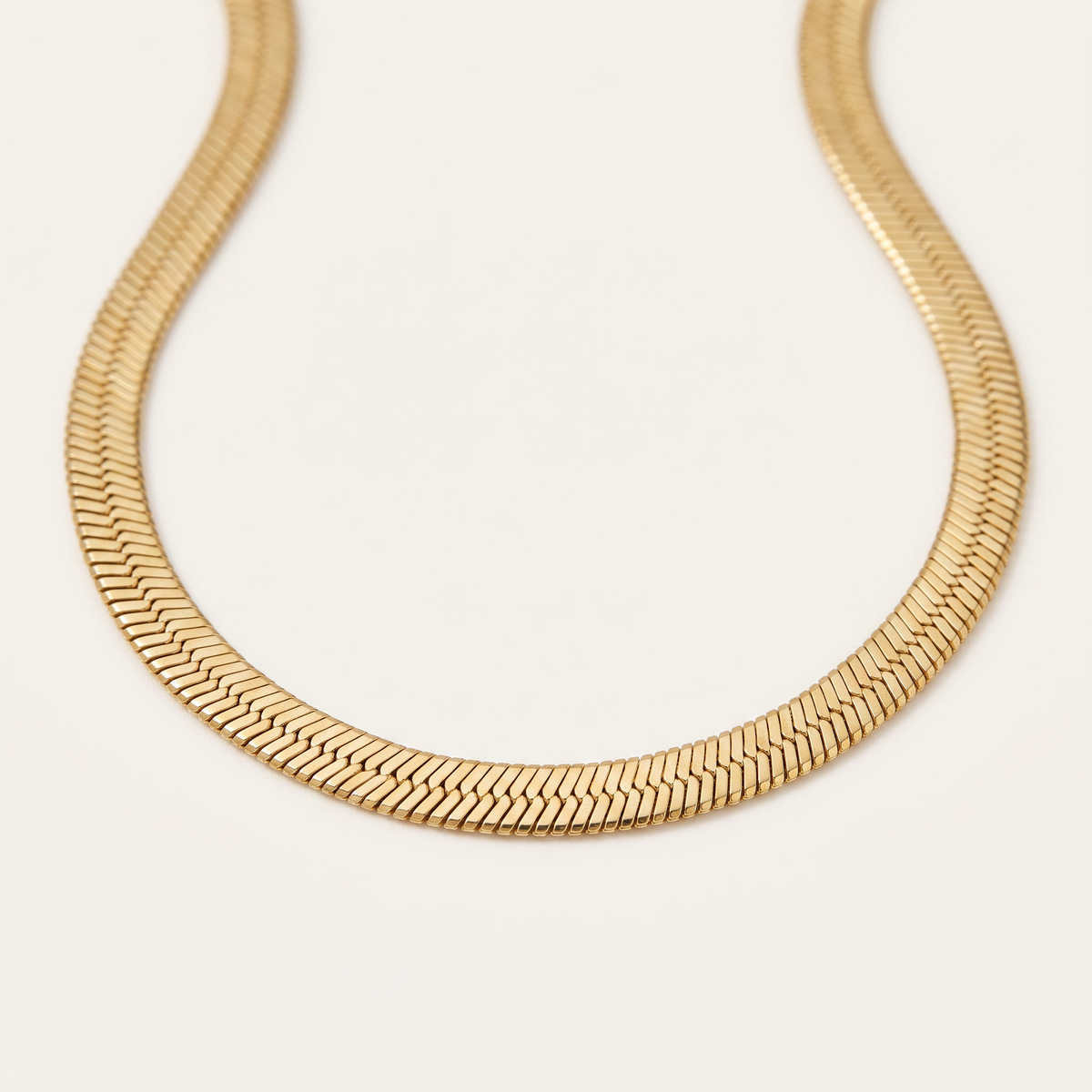 Collier serpent sur chaîne, détail du motif, doré