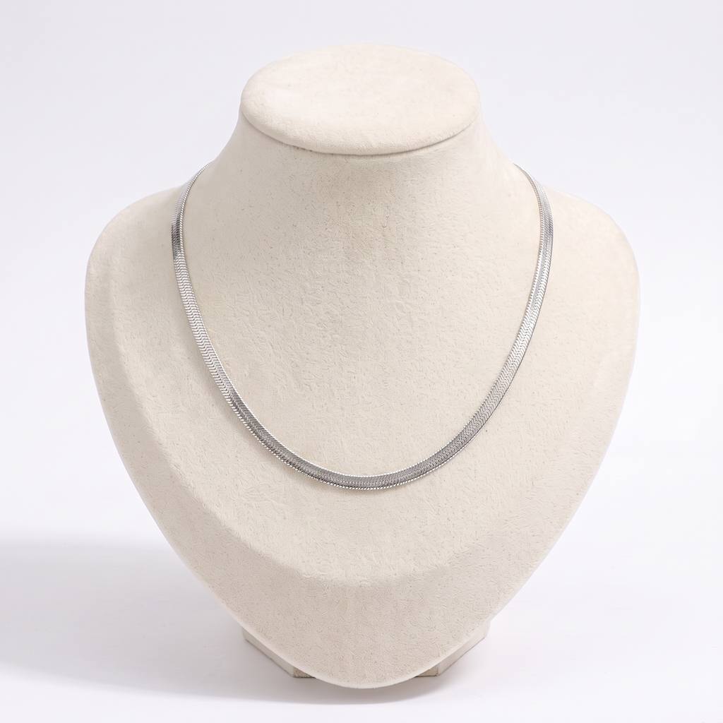 Collier serpent sur chaîne, vue de face, argenté