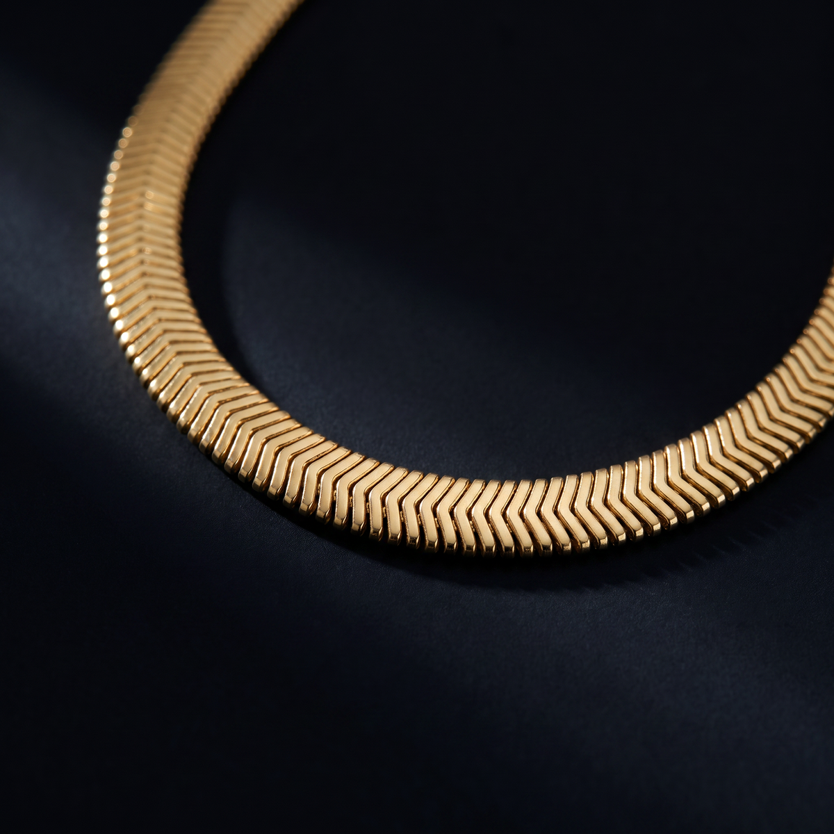 Collier serpent sur chaîne, motif en gros plan