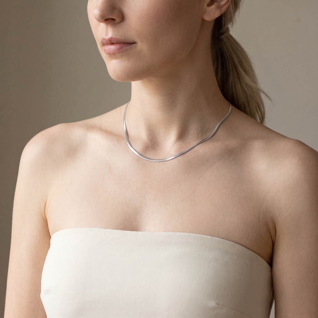 Collier serpent sur chaîne, porté mi-corps, argenté