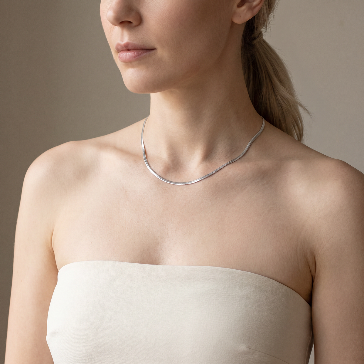 Collier serpent sur chaîne, porté mi-corps, argenté