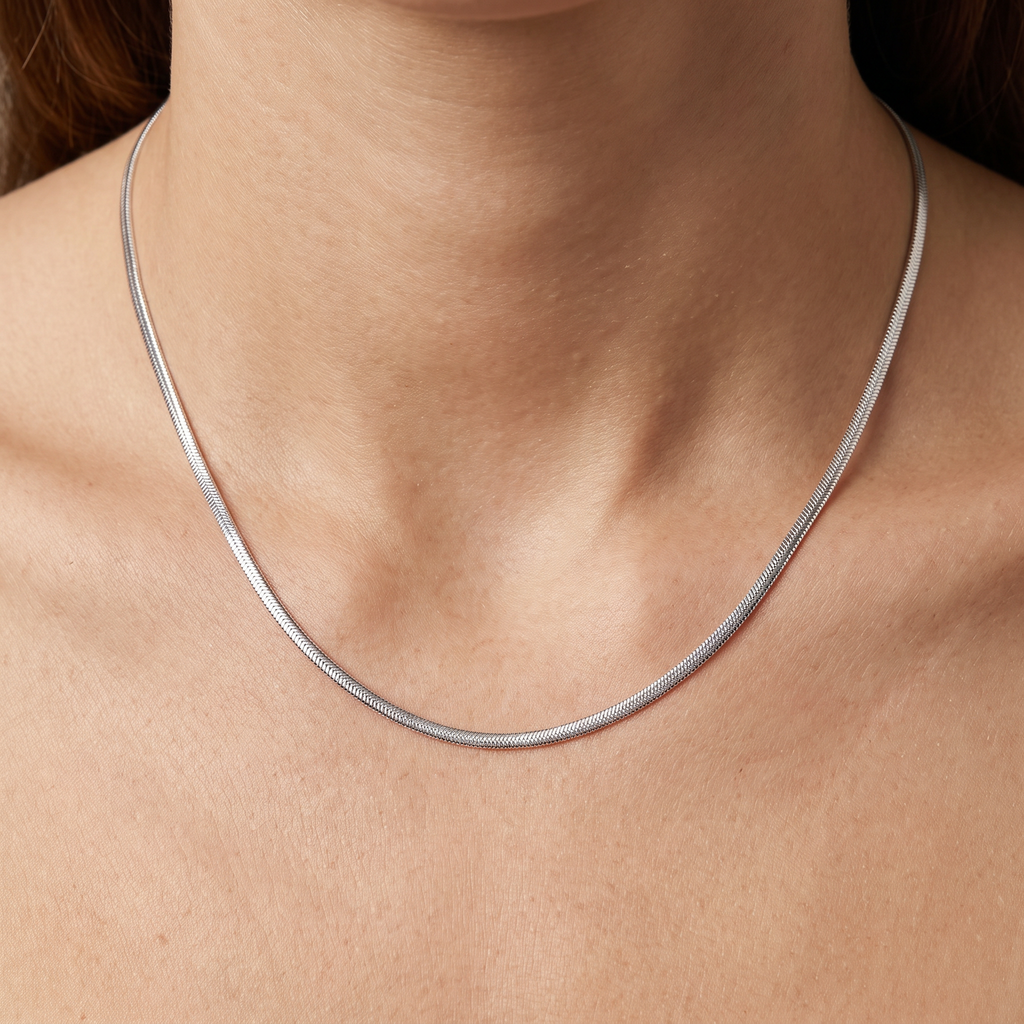 Collier serpent sur chaîne, porté, argenté