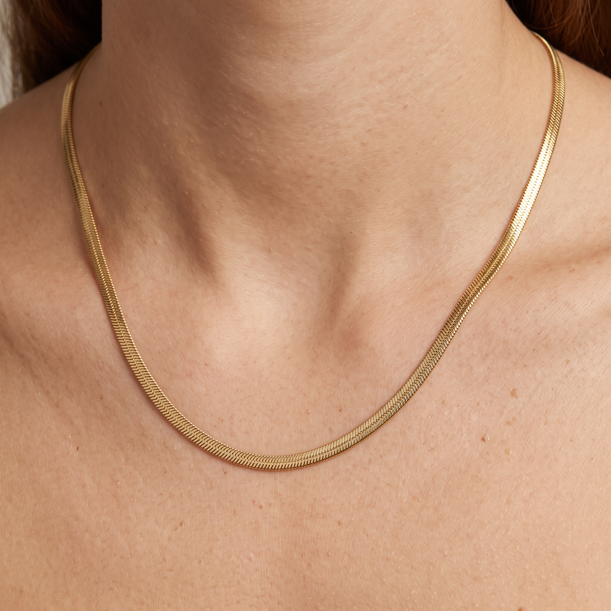 Collier serpent sur chaîne, porté, doré