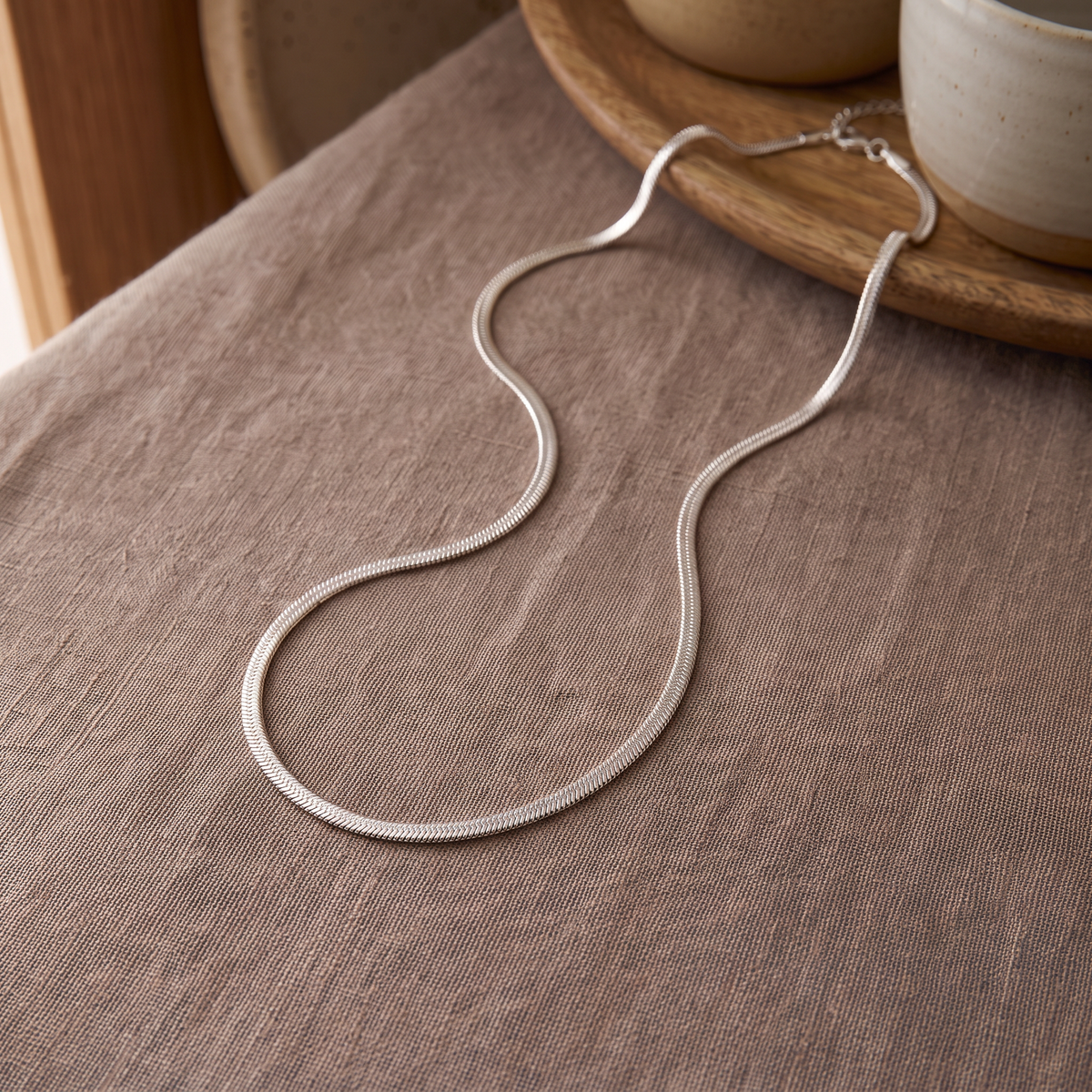 Collier serpent sur chaîne, porté en tenue, argenté