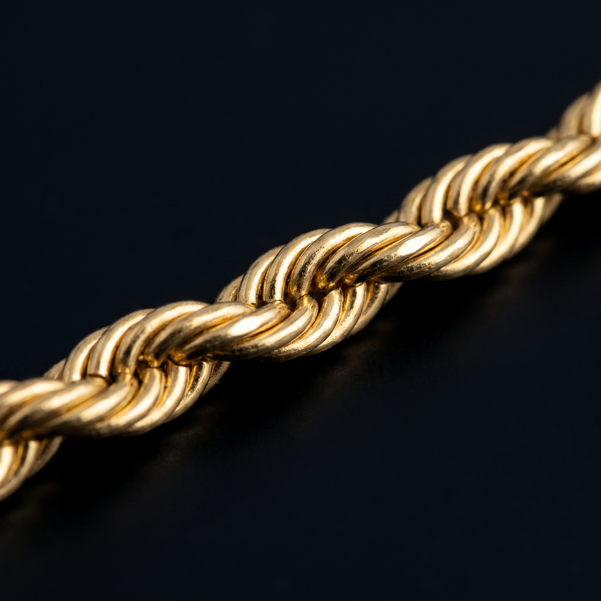 Collier chaîne maille torsadée 2 mm 40 cm, motif en gros plan