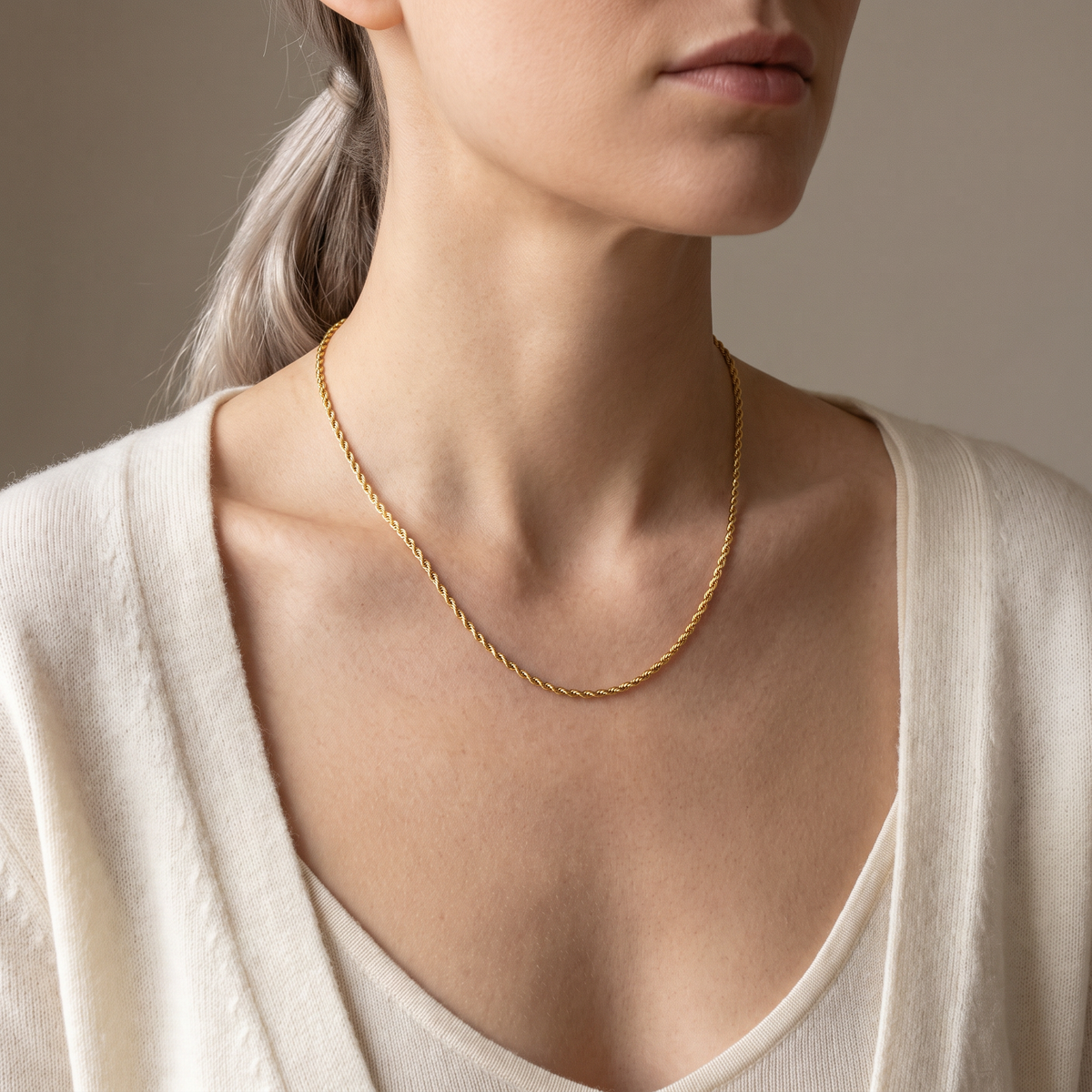 Collier chaîne maille torsadée 2 mm 40 cm, porté mi-corps, doré