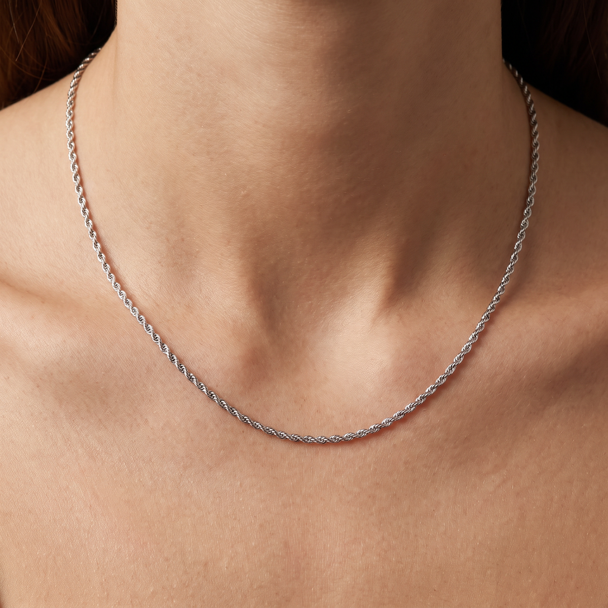 Collier chaîne maille torsadée 2 mm 40 cm, porté, argenté