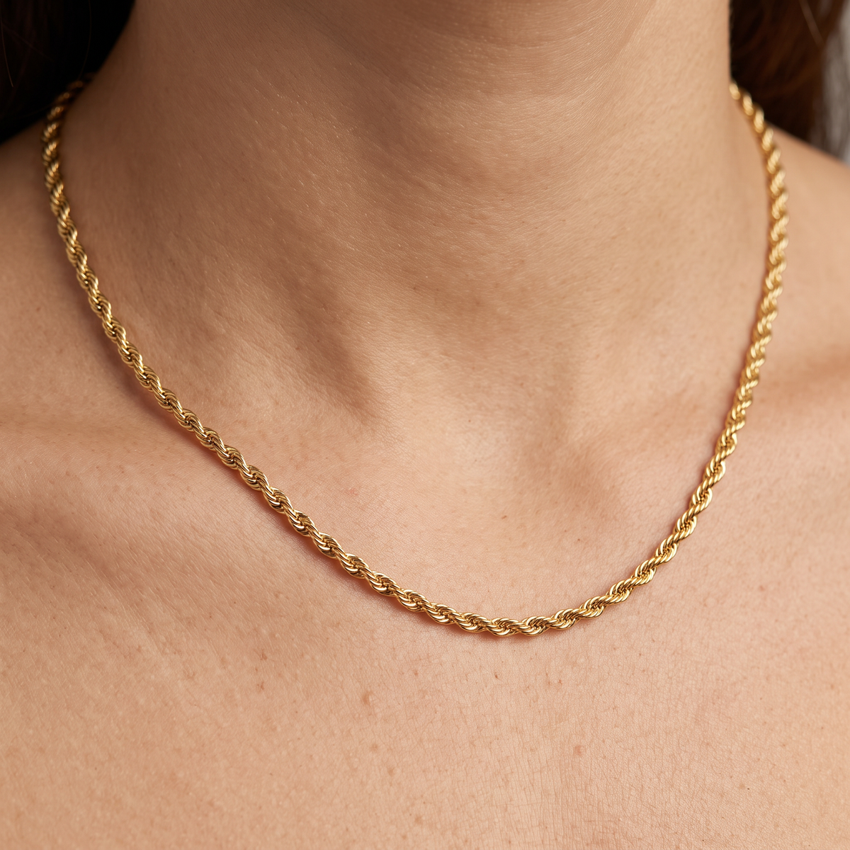 Collier chaîne maille torsadée 2 mm 40 cm, porté, doré