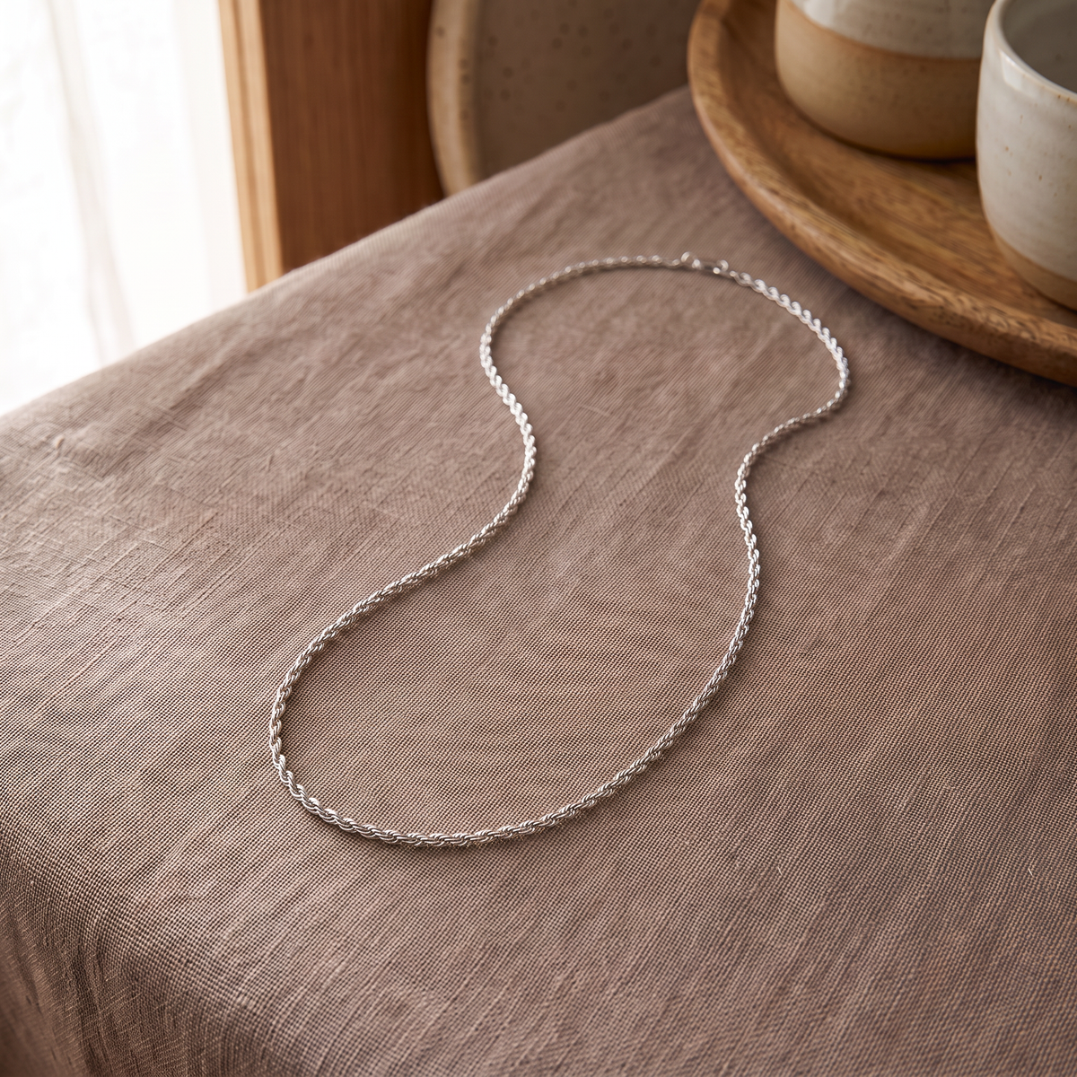 Collier chaîne maille torsadée 2 mm 40 cm, porté en tenue, argenté