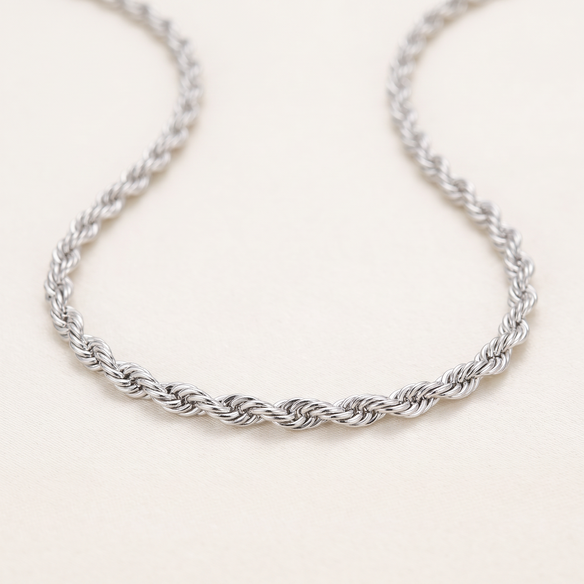 Collier chaîne maille torsadée 2 mm 50 cm, détail du motif, argenté