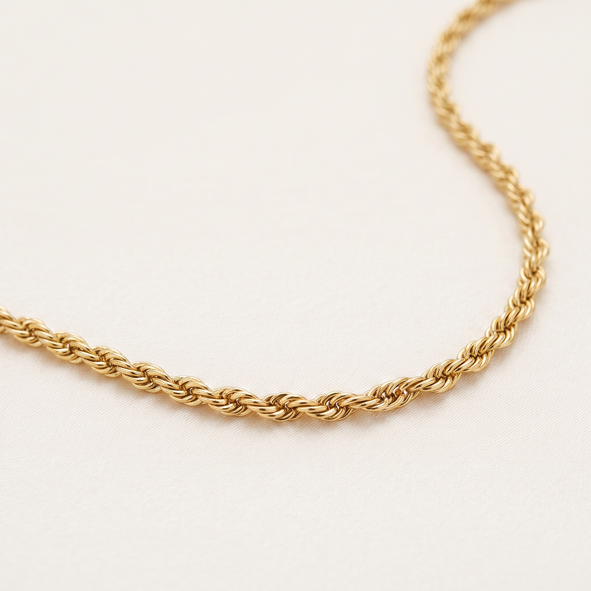 Collier chaîne maille torsadée 2 mm 50 cm, détail du motif, doré
