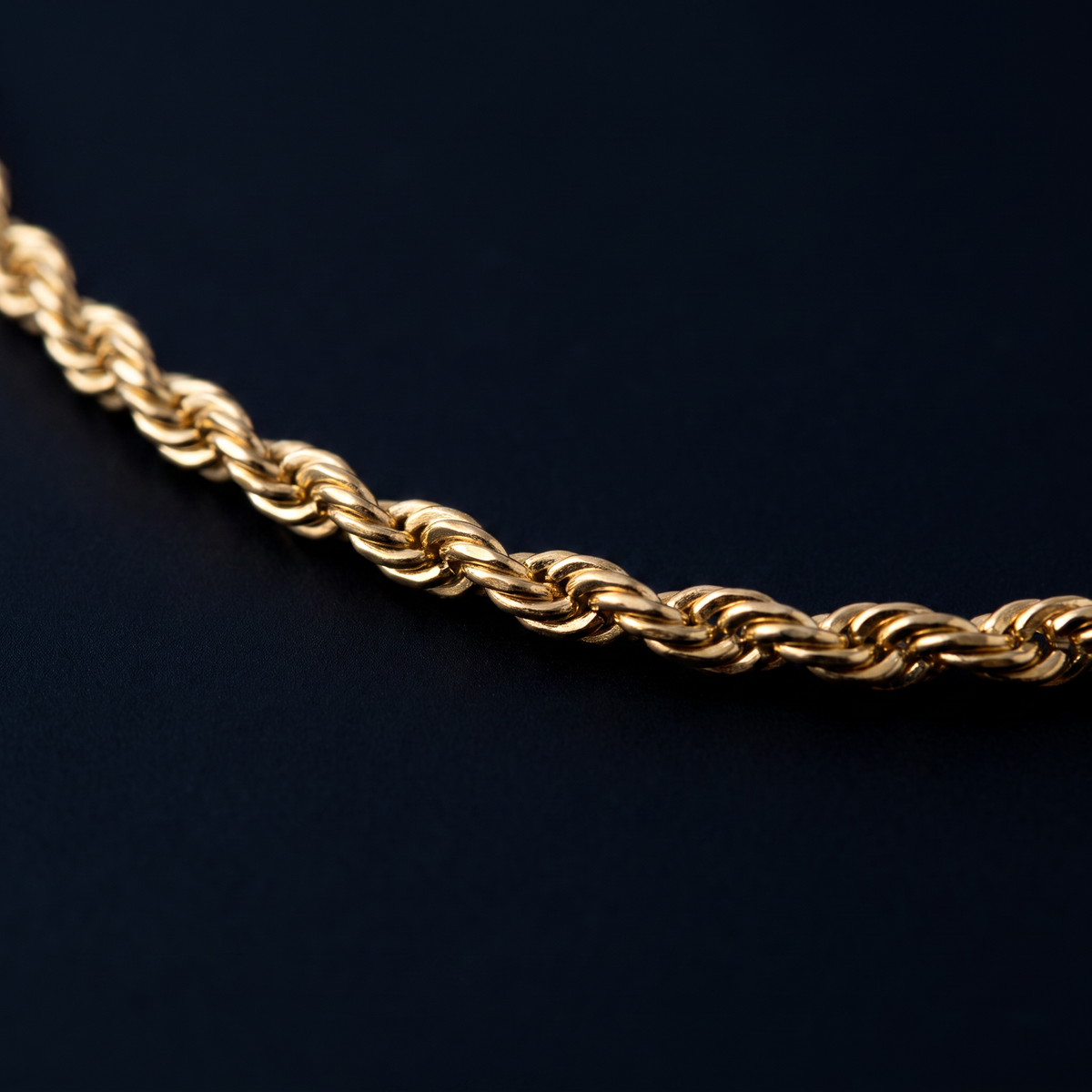 Collier chaîne maille torsadée 2 mm 50 cm, motif en gros plan