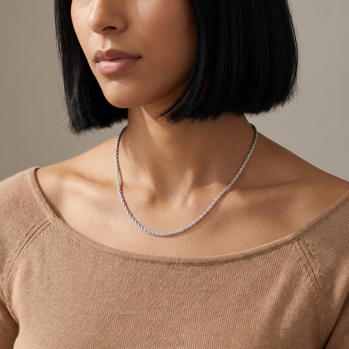 Collier chaîne maille torsadée 2 mm 50 cm, porté mi-corps, argenté