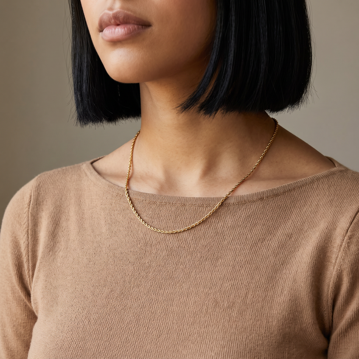 Collier chaîne maille torsadée 2 mm 50 cm, porté mi-corps, doré