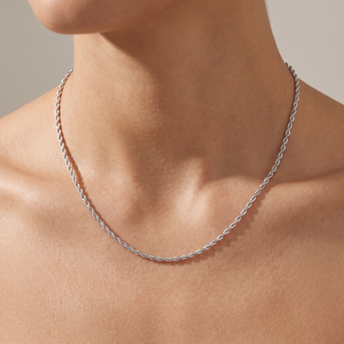 Collier chaîne maille torsadée 2 mm 50 cm, porté, argenté
