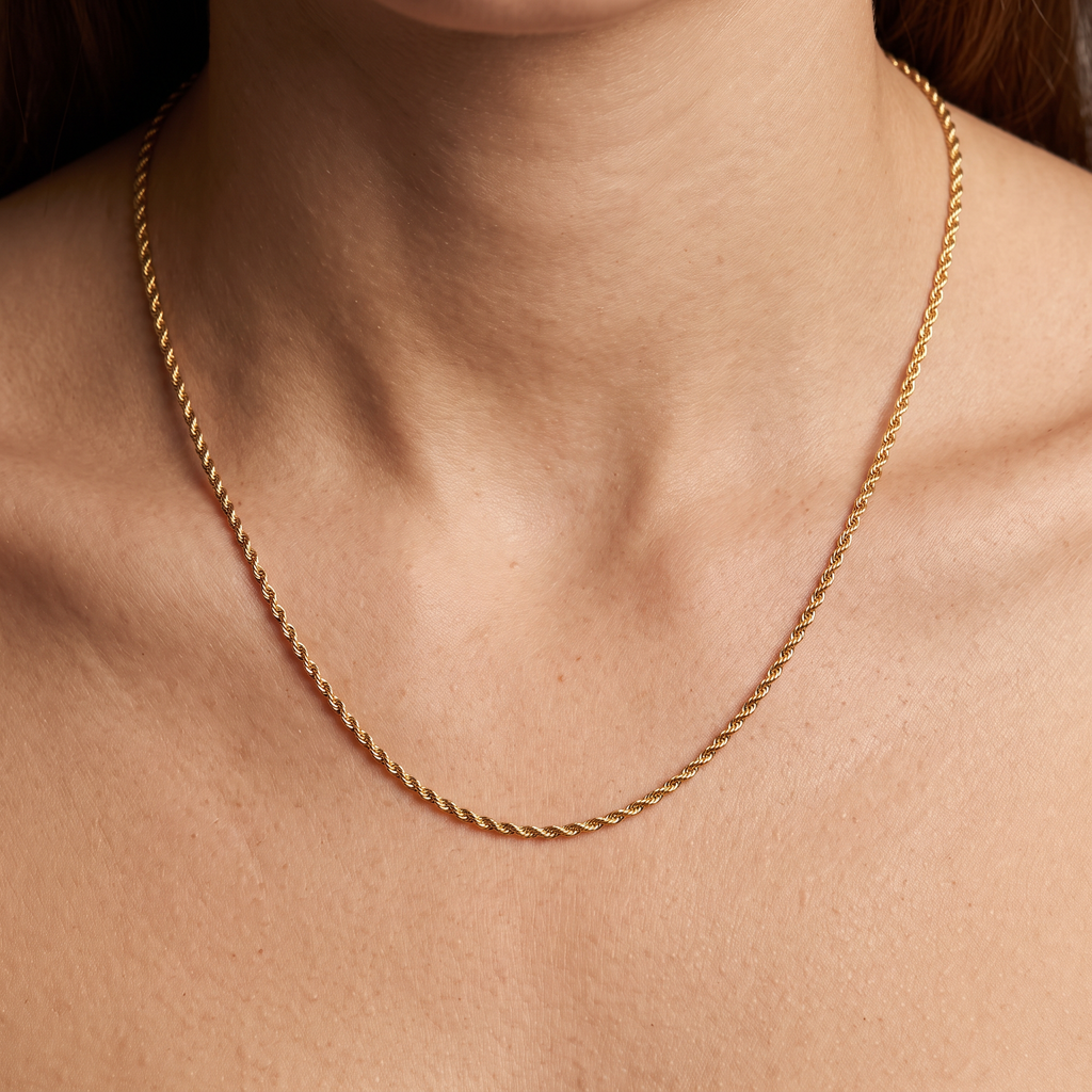 Collier chaîne maille torsadée 2 mm 50 cm, porté, doré