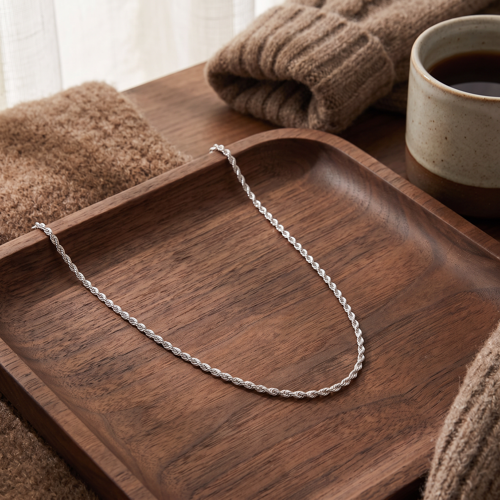 Collier chaîne maille torsadée 2 mm 50 cm, porté en tenue, argenté