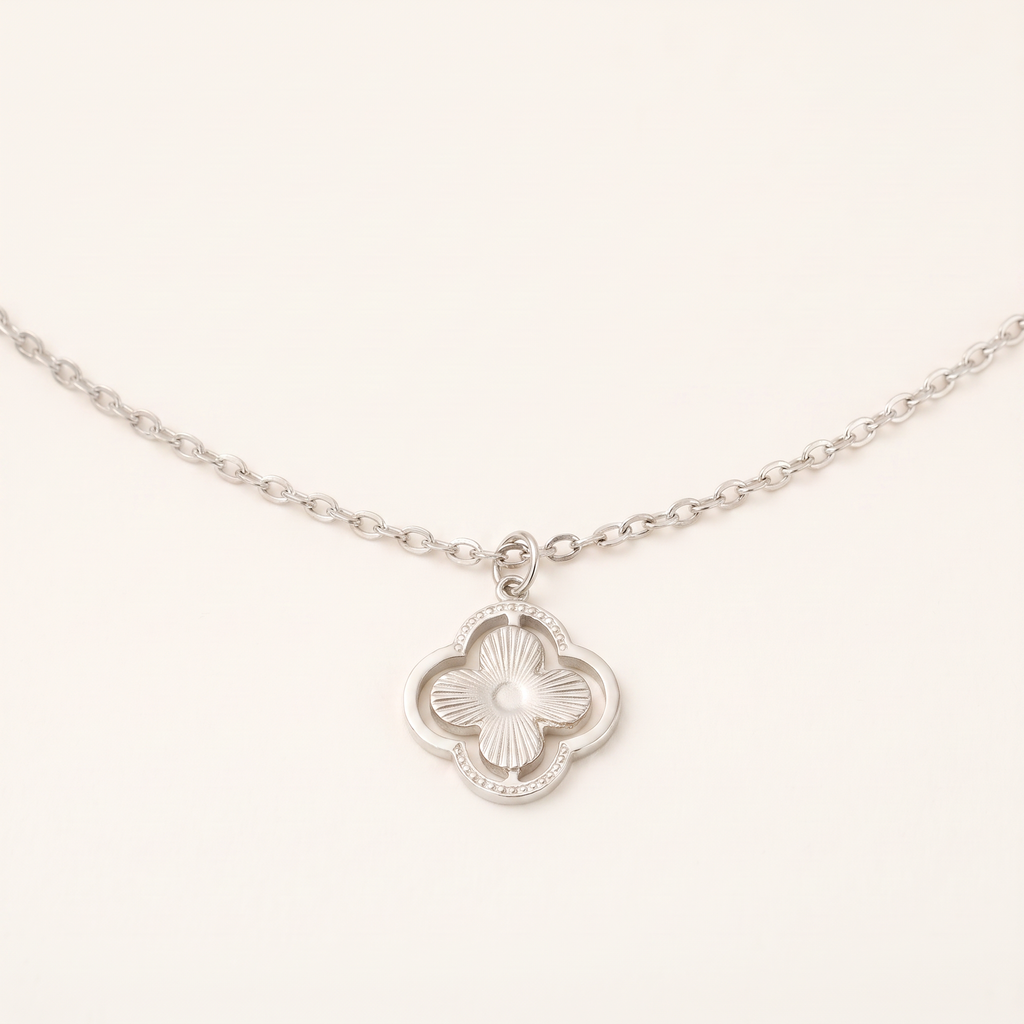 Collier trèfle double rang, détail du motif, argenté