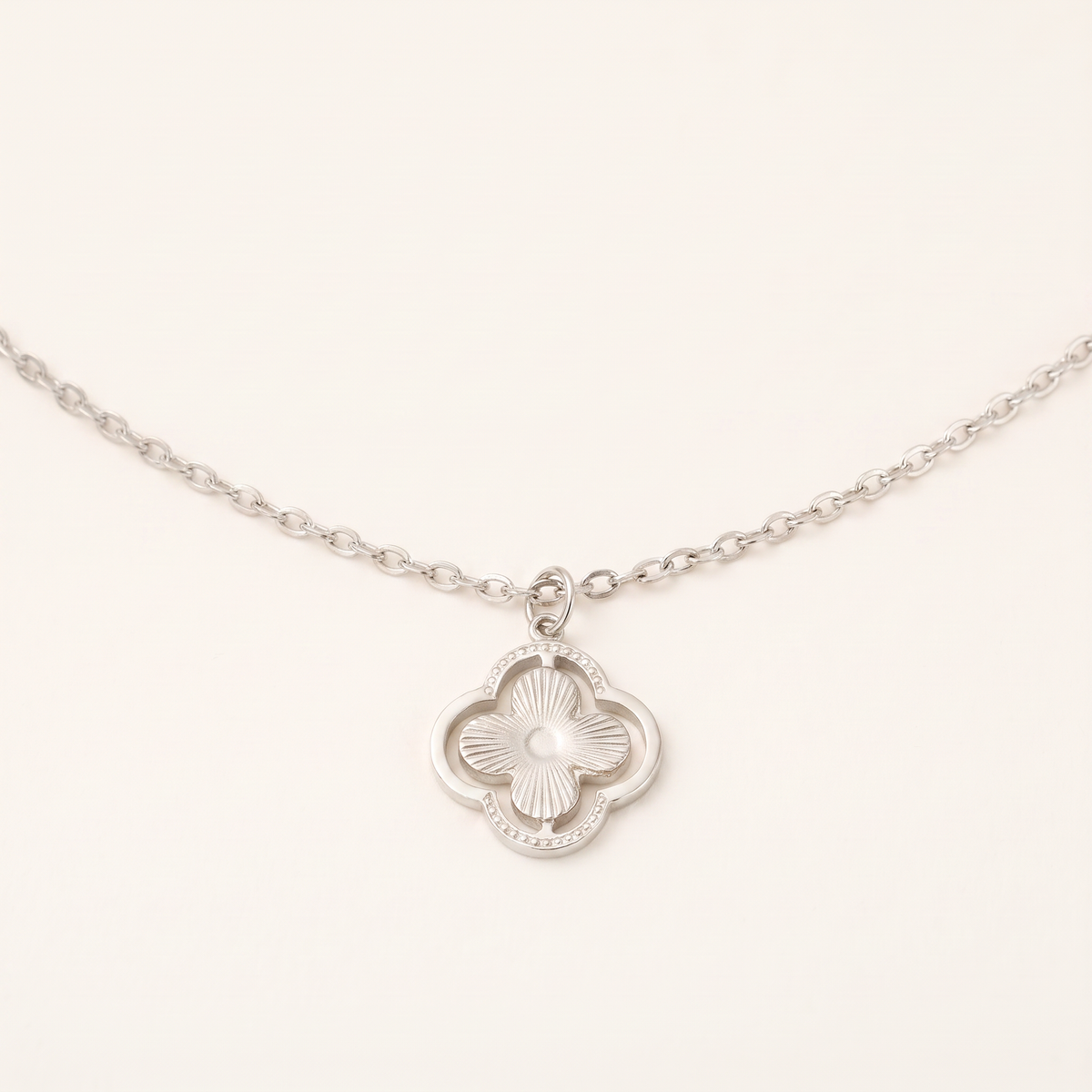 Collier trèfle double rang, détail du motif, argenté