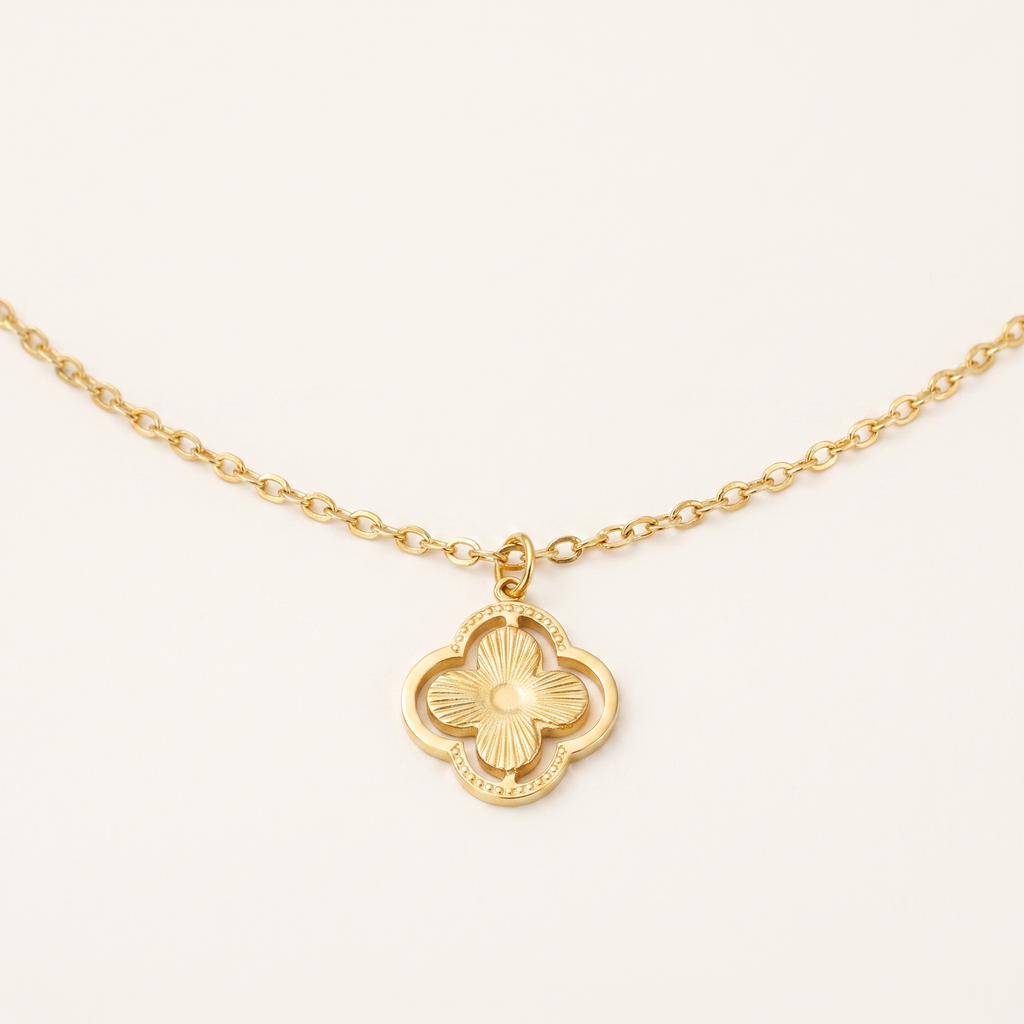Collier trèfle double rang, détail du motif, doré