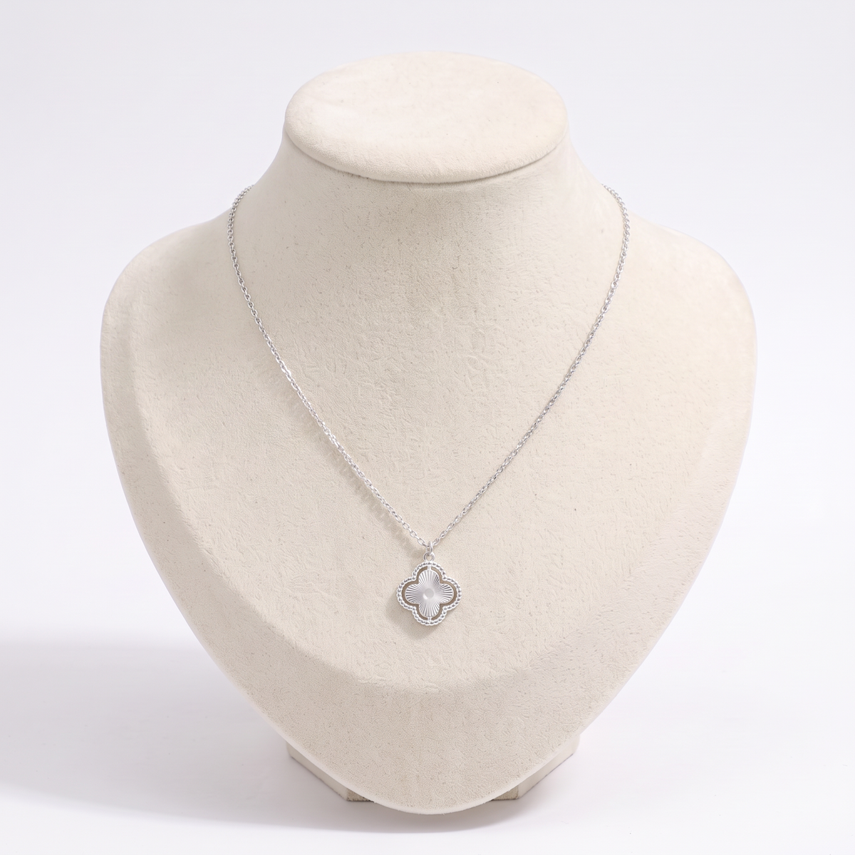 Collier trèfle double rang, vue de face, argenté