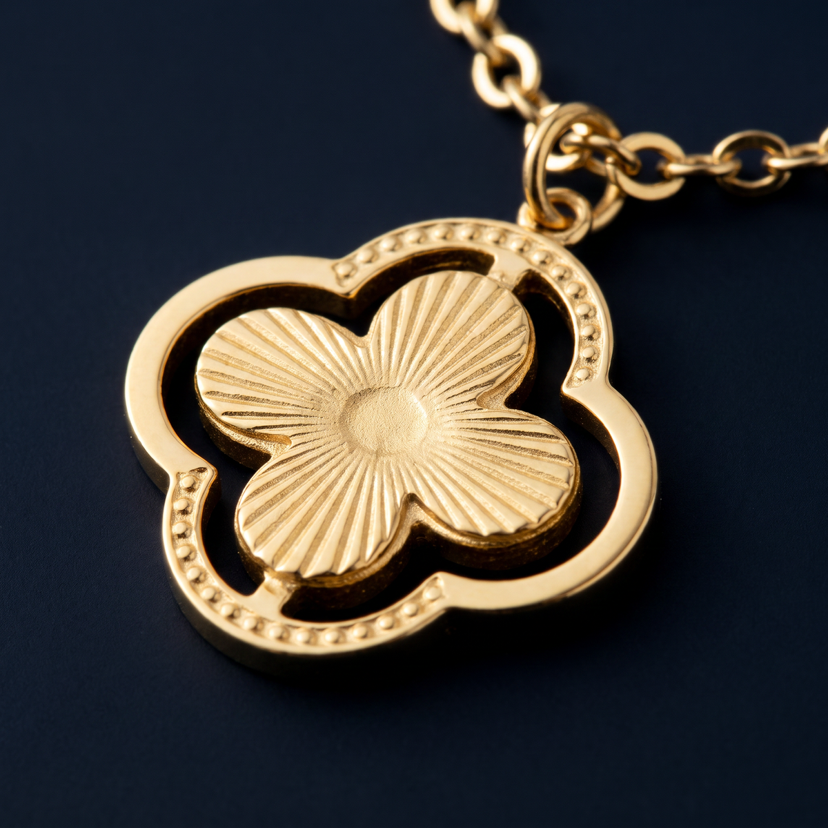 Collier trèfle double rang, motif en gros plan