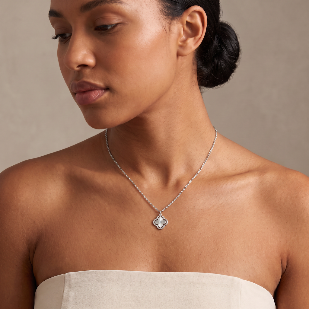 Collier trèfle double rang, porté mi-corps, argenté