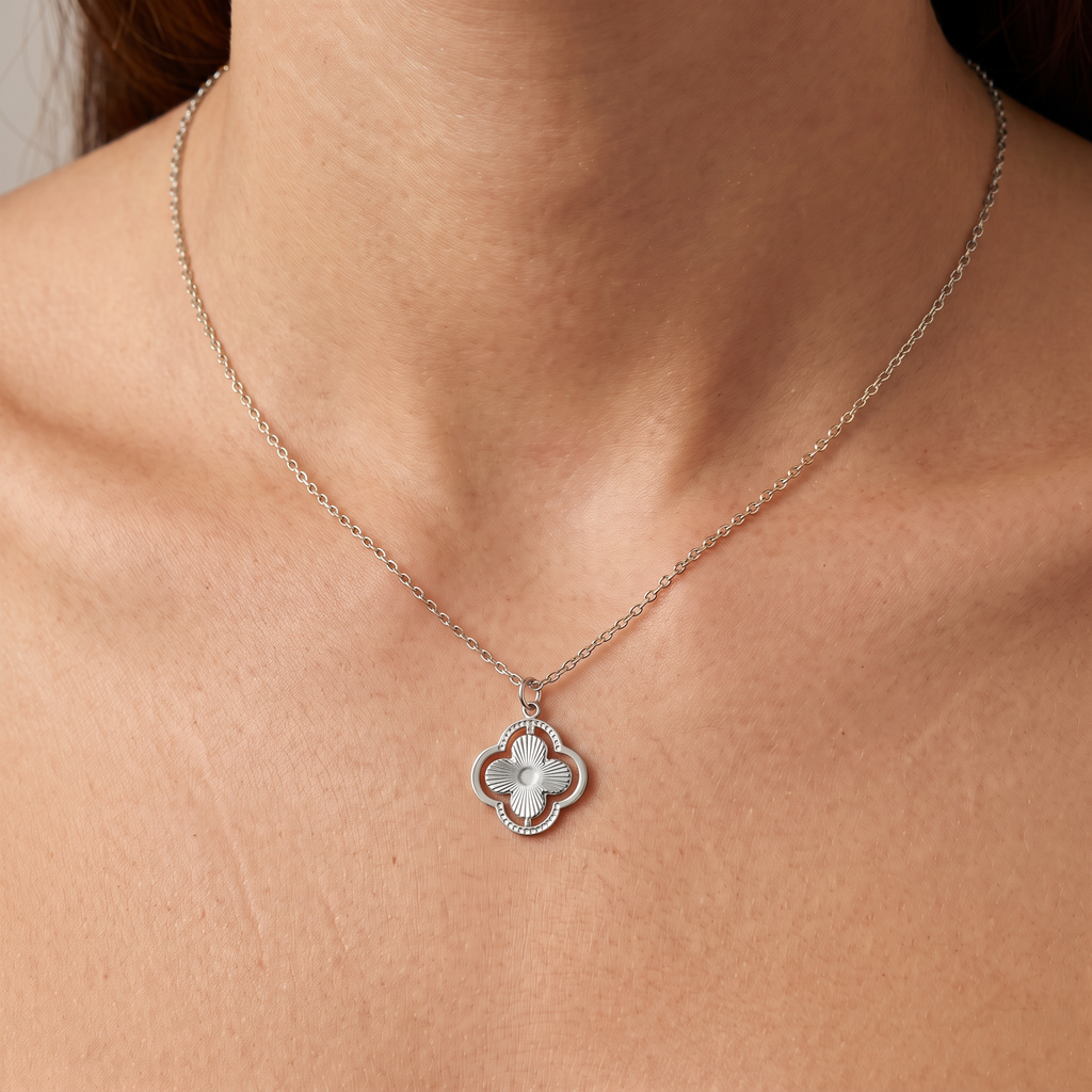 Collier trèfle double rang, porté, argenté