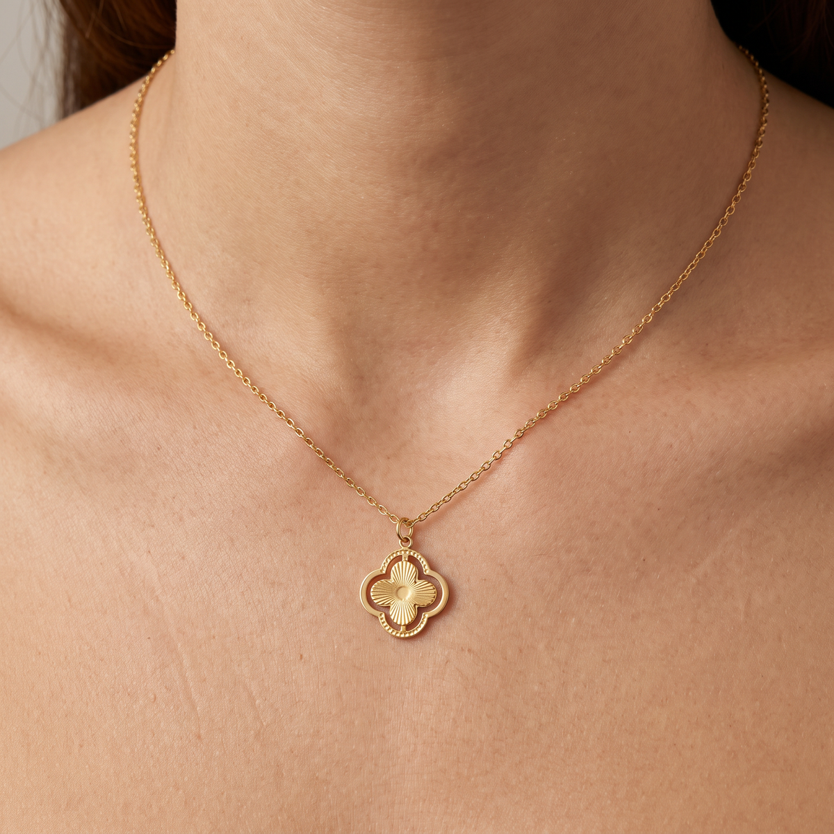 Collier trèfle double rang, porté, doré