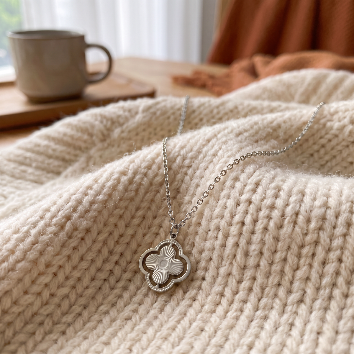Collier trèfle double rang, porté en tenue, argenté