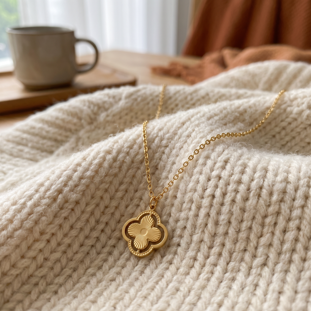 Collier trèfle double rang, porté en tenue, doré