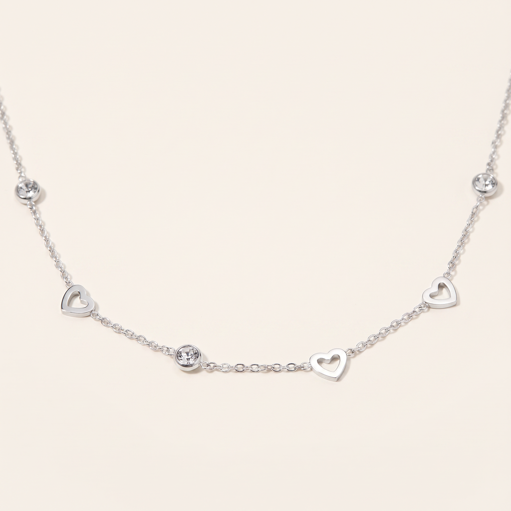 Collier cœur maille fine à strass, détail du motif, argenté