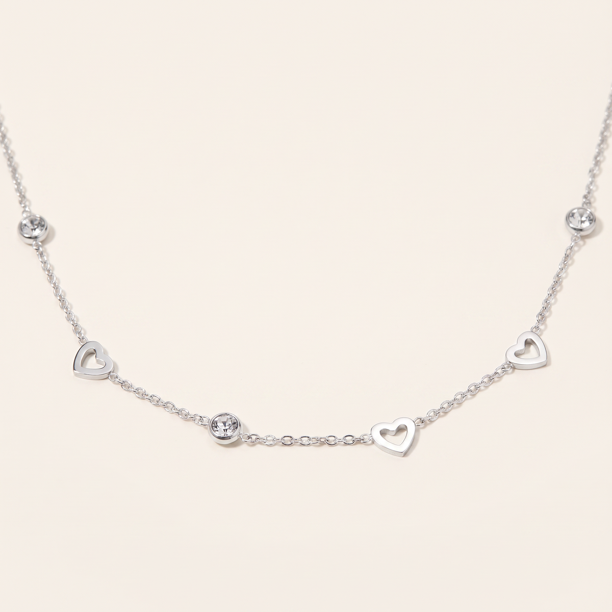 Collier cœur maille fine à strass, détail du motif, argenté