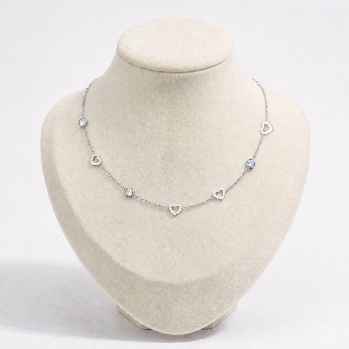 Collier cœur maille fine à strass, vue de face, argenté