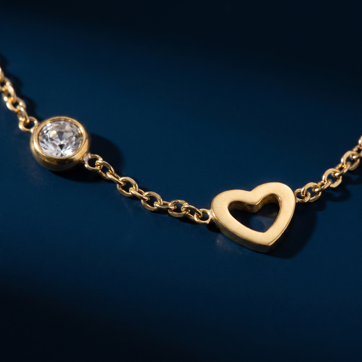 Collier cœur maille fine à strass, motif en gros plan
