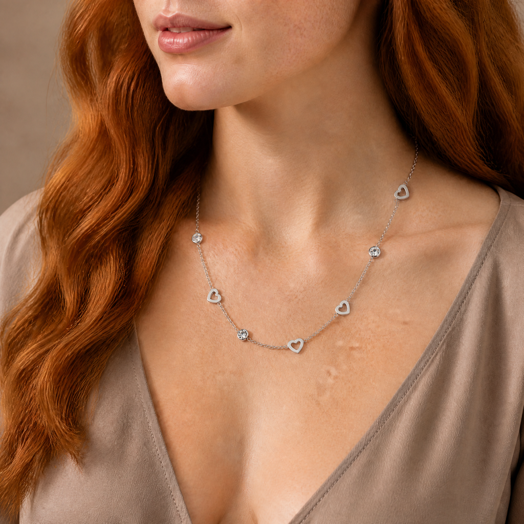 Collier cœur maille fine à strass, porté mi-corps, argenté